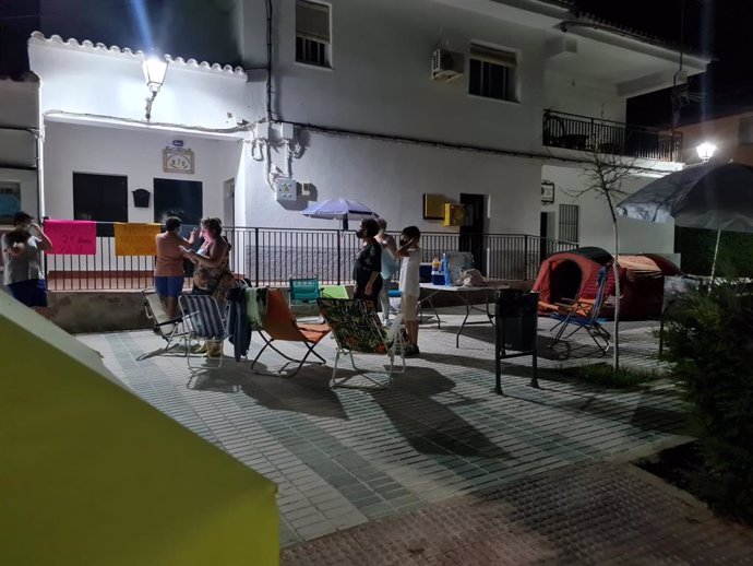 Acampada vecinal junto al centro de salud en señal de protesta por la "falta de atención médica" en El Ronquillo.