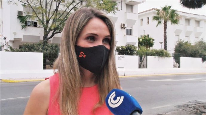 La portavoz de Ciudadanos (Cs) en la Comisión de Interior del Senado y senadora por designación autonómica, María Ponce, ante el cuartel de la Guardia Civil en Punta Umbría.