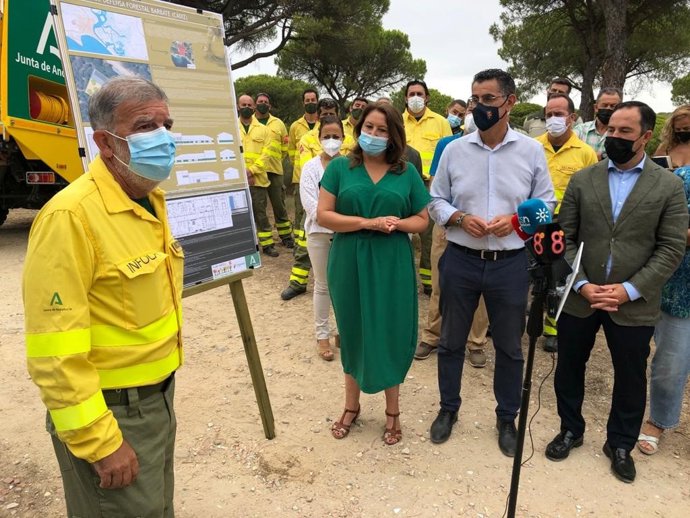 La consejera de Agricultura, Ganadería, Pesca y Desarrollo Sostenible, Carmen Crespo, durante su visita a Barbate.