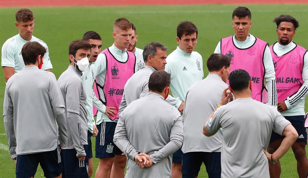 Archivo - Luis Enrique dirige un entrenamiento de la selección