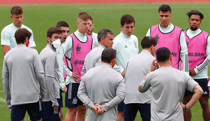 Archivo - 18 June 2021, Spain, Madrid: Spain's head coach Luis Enrique (C) speaks to his players during a training session ahead of Saturday's UEFAEURO2020 Group E soccer match against Poland. Photo: Cezaro De Luca/dpa