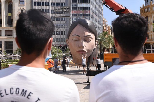 La Meditadora vuelve a la Plaza del Ayuntamiento, año y medio después, "prácticamente nueva"