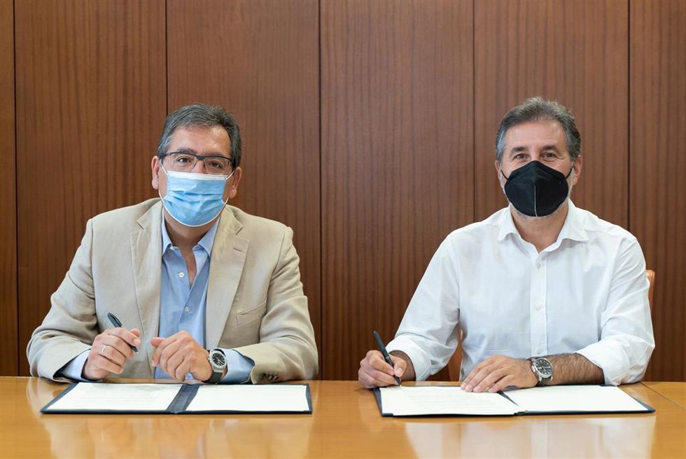 Archivo - El presidente de la Fundación Cajasol, Antonio Pulido; y el presidente de Sebital, José Antonio Galiani, en la renovación del convenio de colaboración entre ambas entidades.