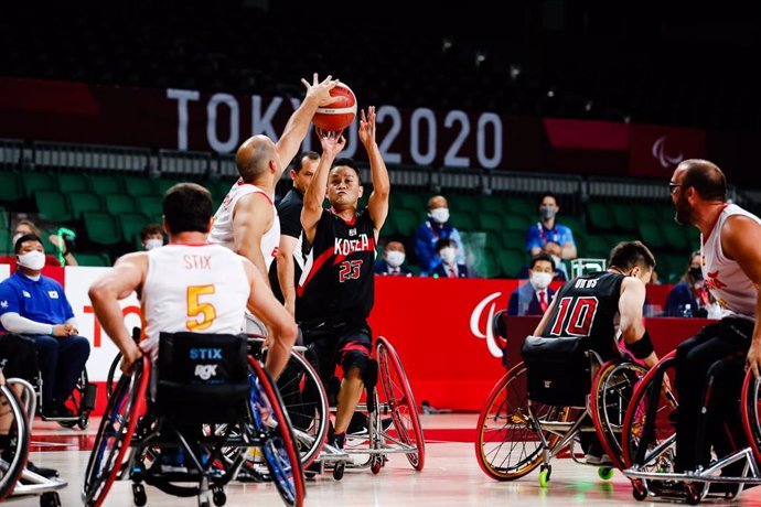 Imagen del partido España - Corea del Sur, correspondiente al grupo 4 del Baloncesto en silla de ruedas masculino de los Juegos Paralímpicos de Tokio