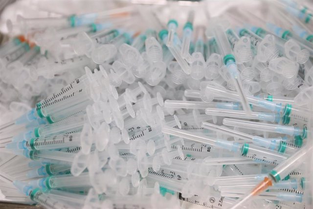 Varias dosis de la vacuna de Pfizer en el dispositivo puesto en marcha para vacunar contra el coronavirus, en las instalaciones del Hospital General Universitario Gregorio Marañón