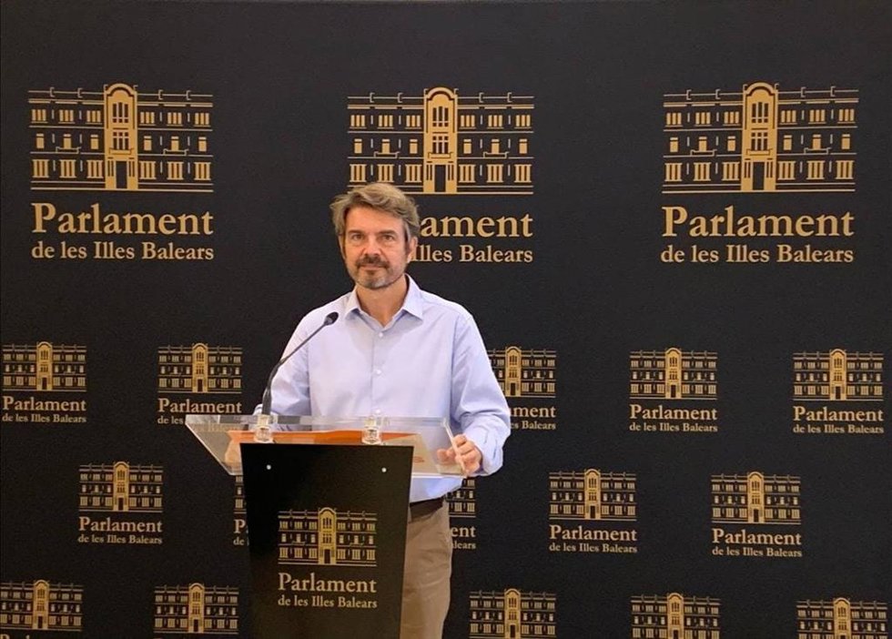 El portavoz adjunto de Cs en el Parlament, Marc Pérez-Ribas, durante una rueda de prensa en el Parlament.