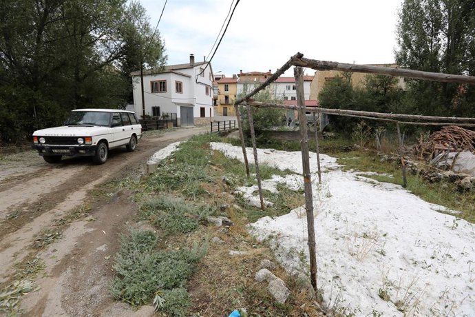 Una capa de nieve cubre parte del suelo tras las lluvias registradas, a 24 de agosto de 2021, en Griegos, Teruel, Aragón, (España). Las últimas lluvias registradas la pasada tarde del lunes al sur de Teruel han provocado destrozos en los huertos de algu