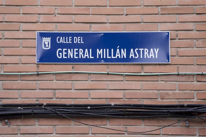 Placa de la calle general Millán Astray el día en que ha sido recolocada.