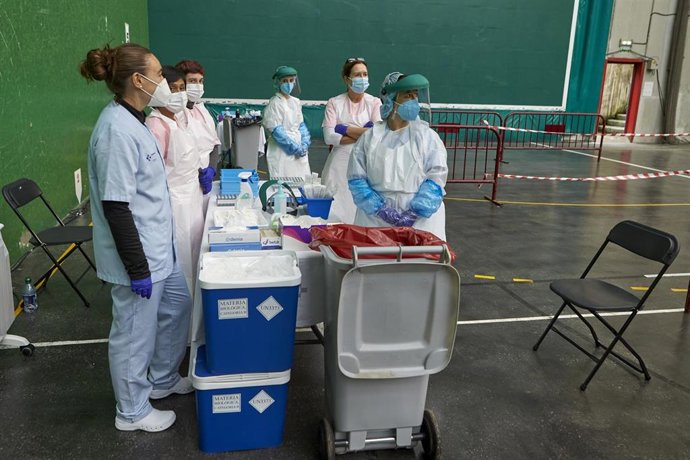 Archivo - Trabajadoras sanitarias esperan la llegada de personas en un dispositivo de extracción de pruebas PCR 