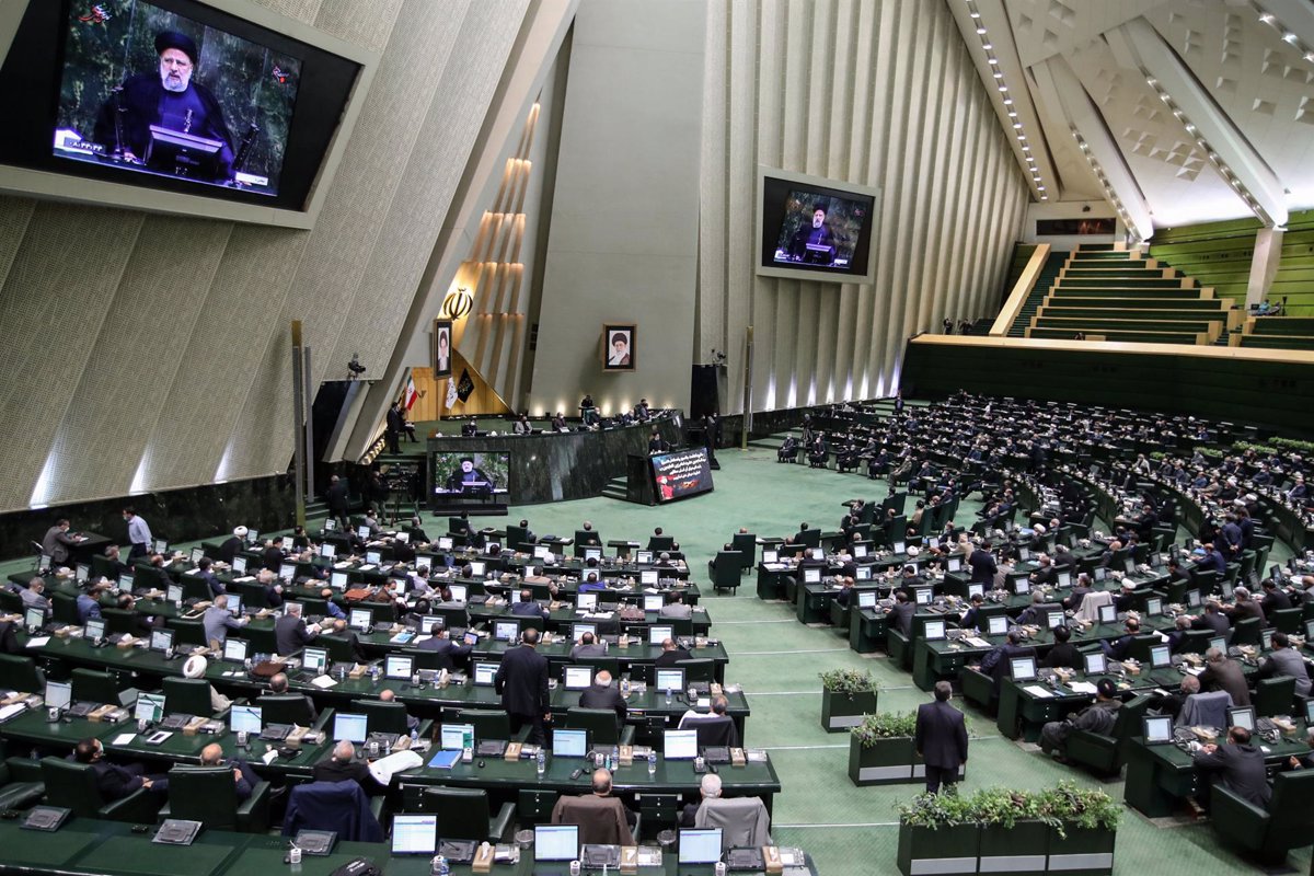 El Parlamento iraní ratifica a la práctica totalidad del nuevo gabinete de ministros del presidente Raisi