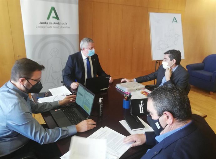 Archivo - El delegado de Salud en Almería preside la reunión del comité de alertas en una imagen de archivo. 