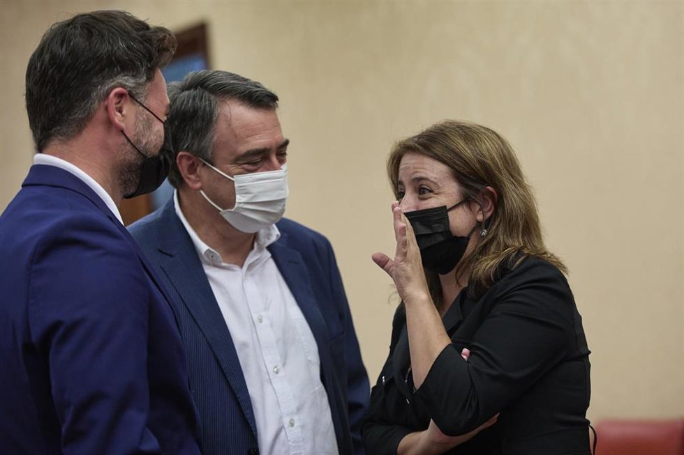 El portavoz parlamentario de la ERC, Gabriel Rufián, charlando con la portavoz del PSOE en el Congreso, Adriana Lastra, en presencia del nacionalista vasco Aitor Esteban