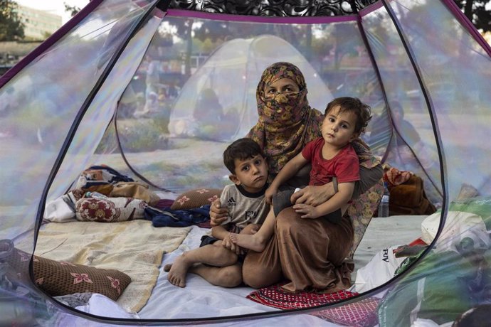 Desplazados afganos por el conflicto con los talibán acampan en Kabul