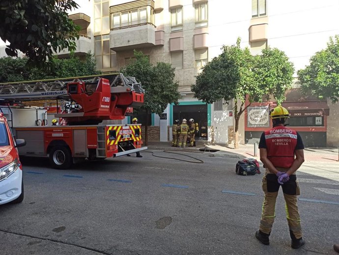 Actuación de los bomberos en el barrio de Viapol