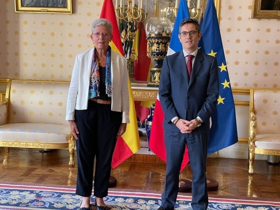El ministro de la Presidencia, Relaciones con las Cortes y Memoria Democrática, Félix Bolaños, y la ministra delegada del Gobierno francés a cargo de la Memoria de Antiguos Combatientes, Genevive Darrieussecq.