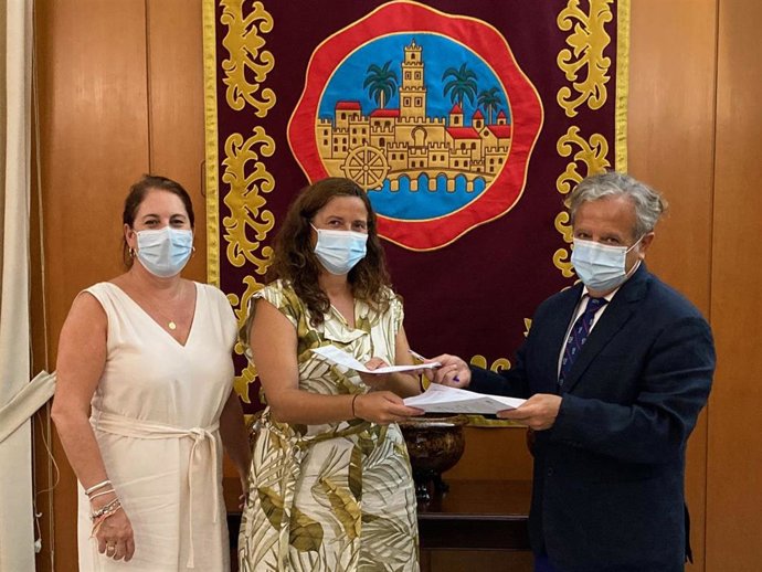 El teniente de alcalde delegado de Hacienda con representantes de BBVA.