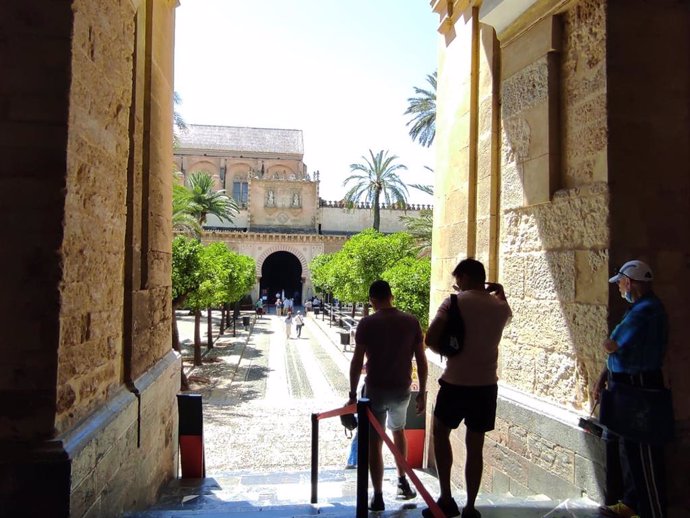 Archivo - Turistas accediendo al Patio de los Naranjos de la Mezquita-Catedral de Córdoba.
