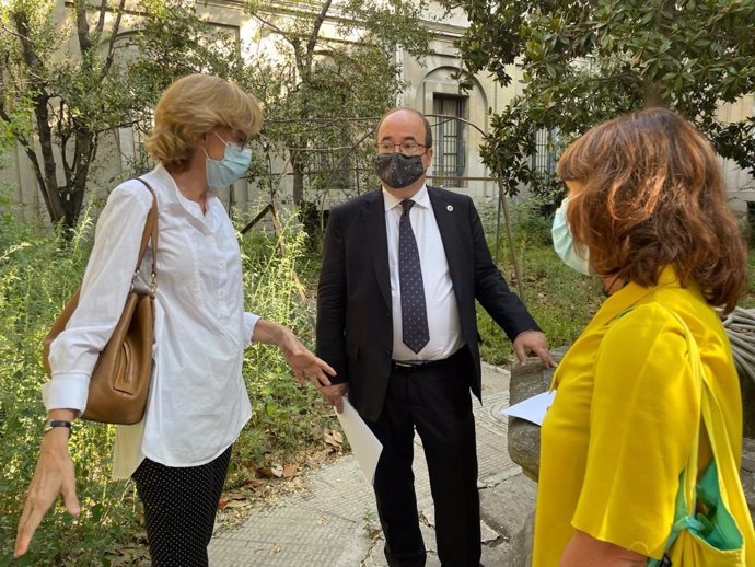 Visita del ministro de Cultura y Deporte, Miquel Iceta, al edificio Tabacalera, en Madrid