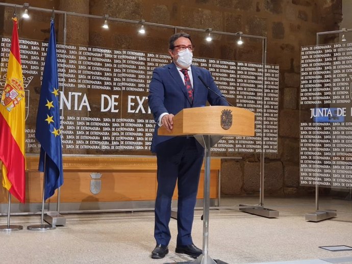 El vicepresidente segundo y consejero de Sanidad y Servicios Sociales de la Junta, José María Vergeles, en rueda de prensa sobre la situación de la pandemia de la Covid-19 en Extremadura
