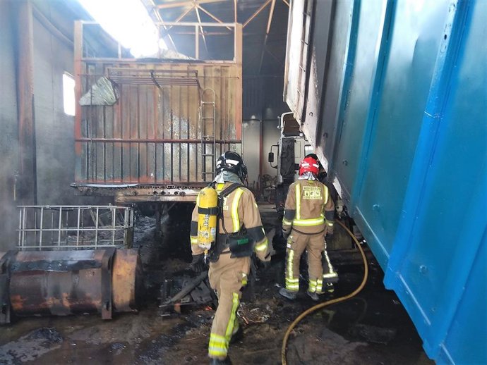 Dos bomberos en el interior de la nave