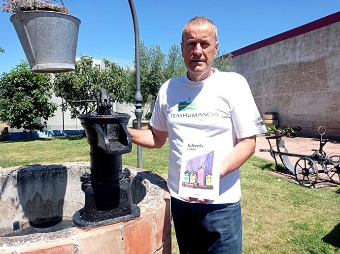 Archivo - El escritor Julio Arnaiz con su primera novela