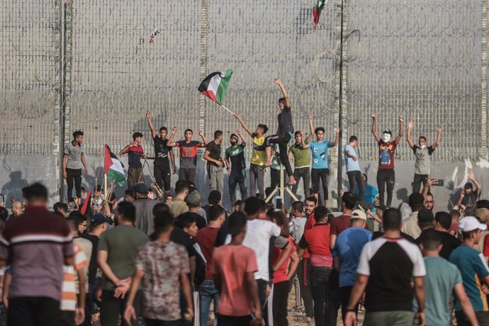 21 August 2021, Palestinian Territories, Gaza: Palestinian protesters take part in a demonstration at the border fence with Israel, denouncing the Israeli siege of the Palestinian strip. Photo: Mohammed Talatene/dpa