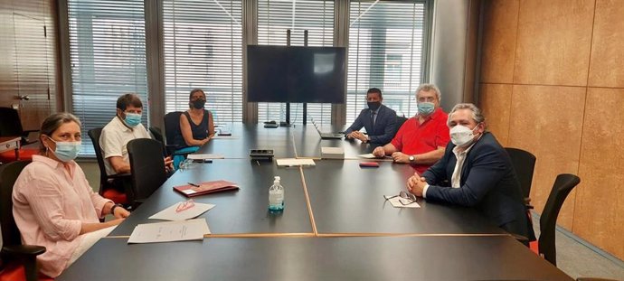 Imatge de la reunió d'aquest dimecres entre membres de Fecasarm i membres de l'Ajuntament de Barcelona