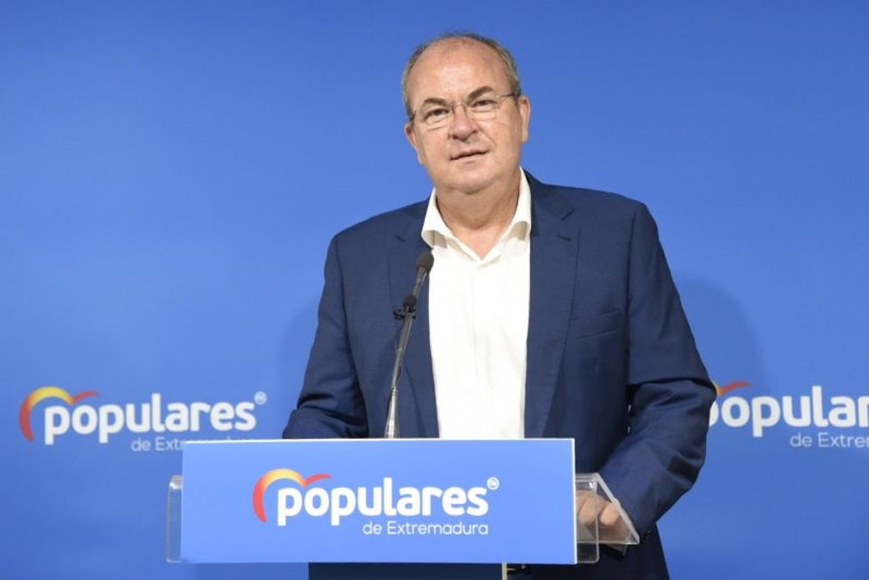 El presidente del PP de Extremadura, José Antonio Monago, en rueda de prensa