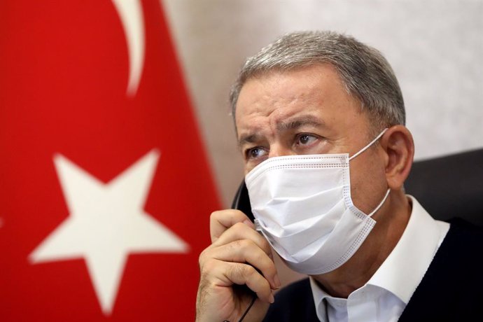 Archivo - 18 June 2020, Turkey, Ankara: Turkish Minister of National Defence Hulusi Akar wears a mask as he speaks on the telephone during a meeting with other commanders at the Turkish Army Command Control Centre. Photo: -/PPI via ZUMA Wire/dpa