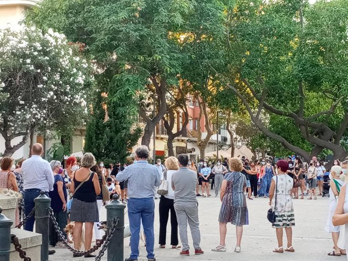 Un centenar de personas participan en Ibiza en un acto de protesta por la agresión sexual cometida en Formentera