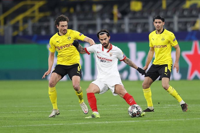 Archivo - Thomas Delaney, Borussia Dortmund, y Suso, Sevilla