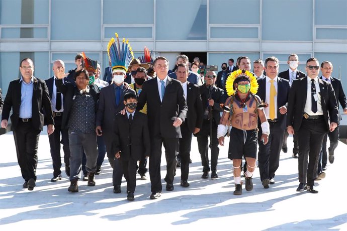 Bolsonaro con representantes indígenas 