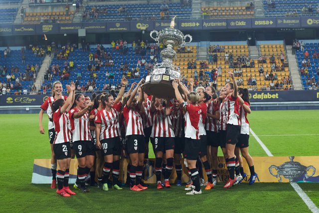 Players of Athletic Club celebrate the victory with the trophy after winning the Carranza Women Trophy between Atletico de Madrid and Athletic Club at Nuevo Mirandilla stadium on August 25, 2021 in Cadiz, Spain