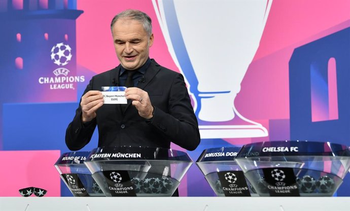 Archivo - HANDOUT - 14 December 2020, Switzerland, Nyon: Former Swiss footballer Stephane Chapuisat holds the ticket for FC Bayern Munich during the draw for the round of 16 of the UEFA Champions League at UEFA headquarters. Photo: Harold Cunningham/UEF