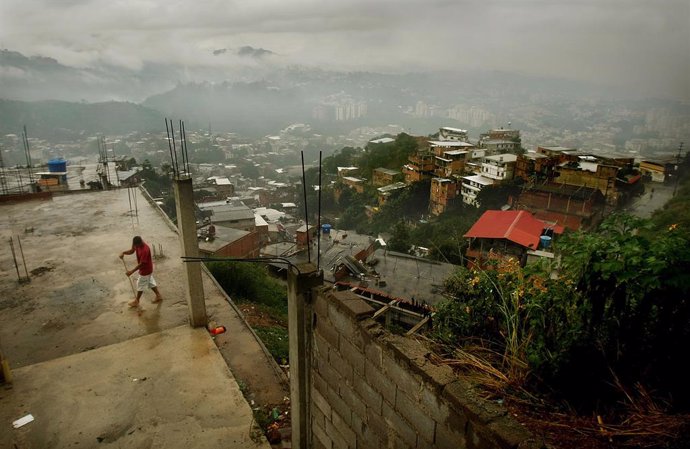 Archivo - Vista de Caracas después de lluvias