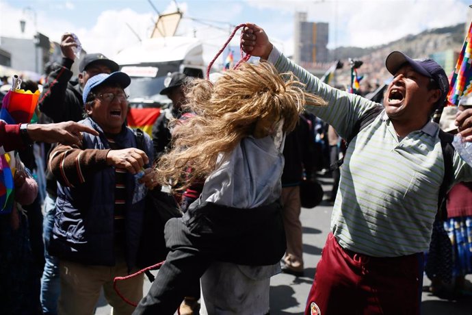 Archivo - Manifestantes Antigubernamentales Sostienen Un Títere Que Representa A La Presidenta Interina De Bolivia, Jeanine Áñez,