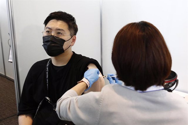 Archivo - 25 June 2021, Japan, Tokyo: A man receives the Moderna coronavirus vaccine at the Tokyo Metropolitan Government building. People involved in the Tokyo 2020 Olympic and Paralympic Games and residents with inoculation tickets received the Moderna 