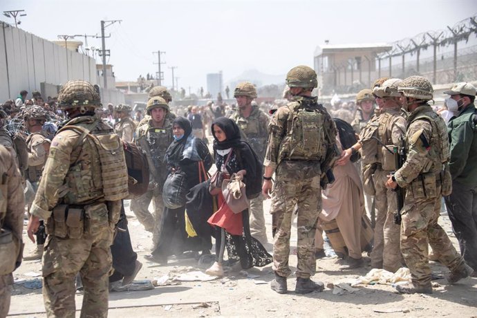 Militars britnics i nord-americans participen en la missió d'evacuació del personal titulat de l'aeroport de Kabul a l'Afganistan