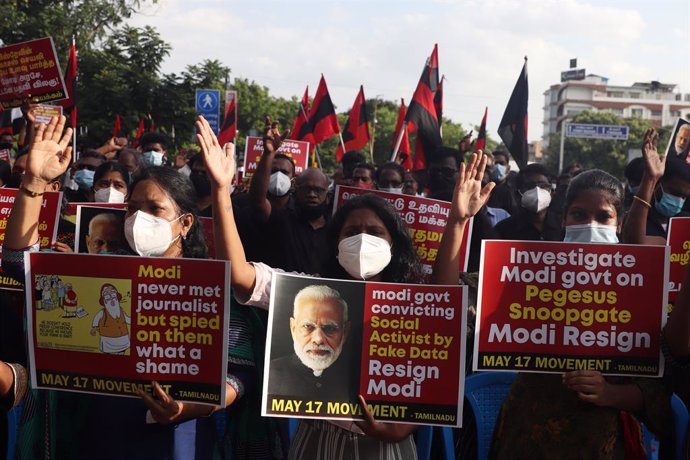 Archivo - 24 July 2021, India, Chennai: Members of various political organizations hold placards during a protest against the Indian government for potential surveillance, targeting thousands by allegedly using Israeli company Pegasus spyware in Chennai