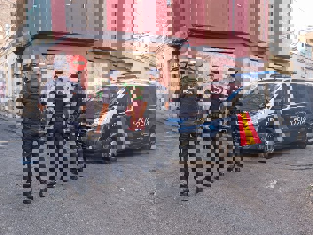 Agentes de la Policía Nacional en la operación contra el principal punto de venta de drogas en Las Palmas de Gran Canaria