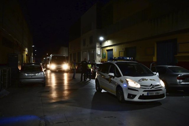 Archivo - Un vehículo de la Policía Local de Ceuta, durante el traslado de varios menores al albergue provisional de Piniers, a 19 de mayo de 2021.