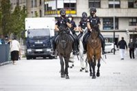 Pasa a planta y evoluciona bien tras ser operado el policía herido al caer de su caballo en Sevilla