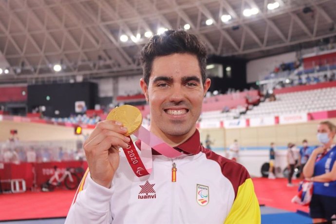 Alfonso Cabello muestra de su medalla de oro del kilómetro contrarreloj en los Juegos Paralímpicos de Tokio