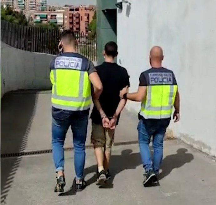 Detenido un hombre por cinco atracos con arma blanca en Usera