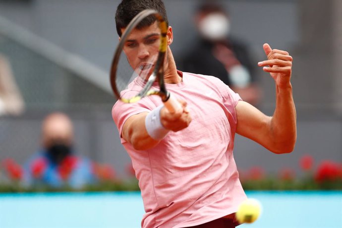 Archivo - Carlos Alcaraz of Spain in action during his Men's Singles match, round of 64, against Adrian Mannarino of France on the ATP Masters 1000 - Mutua Madrid Open 2021 at La Caja Magica on May 3, 2021 in Madrid, Spain.