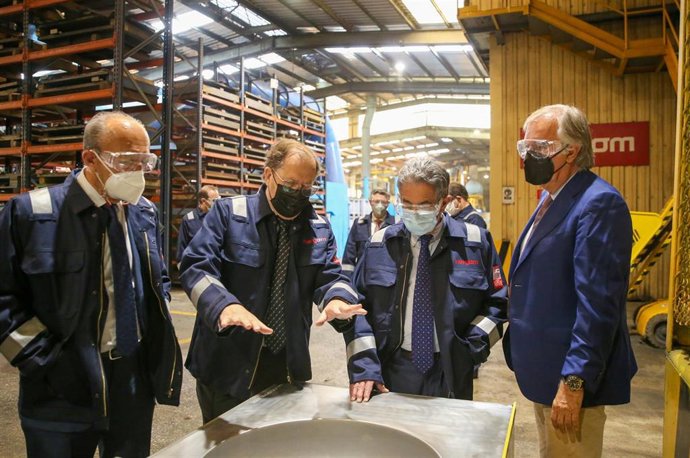 Archivo - El presidente de Cantabria, Miguel Ángel Revilla y el consejero de Industria, Turismo, Innovación, Transporte y Comercio, Javier López Marcano, visitan Industria Hergom