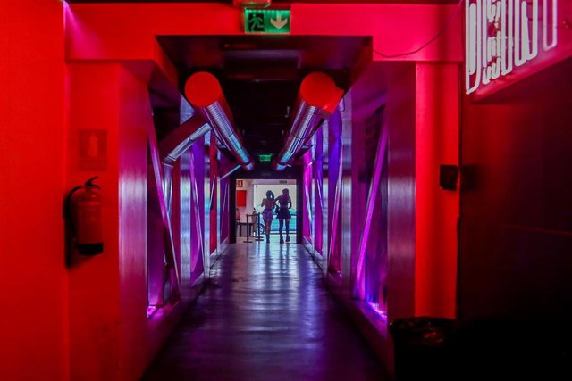 Archivo - Dos chicas en la discoteca Uñas Chunen Madrid, (España)
