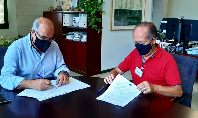 El director general de Política Forestal de la Junta de Extremadura, Pedro Muñoz, y el alcalde de Villanueva de la Sierra, Felipe Jesús Saúl, en la firma del convenio para seguir apoyando la Fiesta dl Árbol