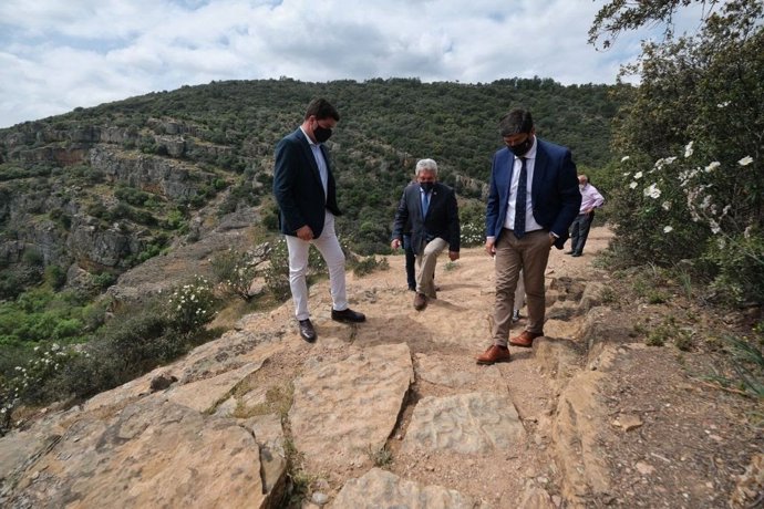Imagen de archivo de la última visita de Juan Marín y Enrique Moreno a Aldeaquemada, en compañía del alcalde