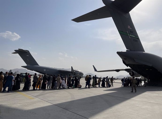 La gente hace cola para subir a uno de los aviones de evacuación en el aeropuerto de Kabul